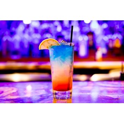 Un cocktail multicolore dans un fond coloré