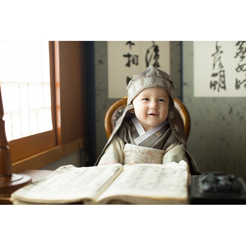 Bébé coréen en habit traditionnel