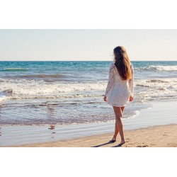 Une femme sur la plage, en bord de mer
