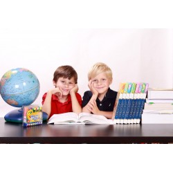deux enfants entourés de fournitures scolaires