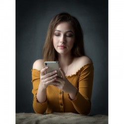 Jeune femme sur son smartphone
