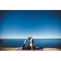 une jeune femme faisant une posture de yoga