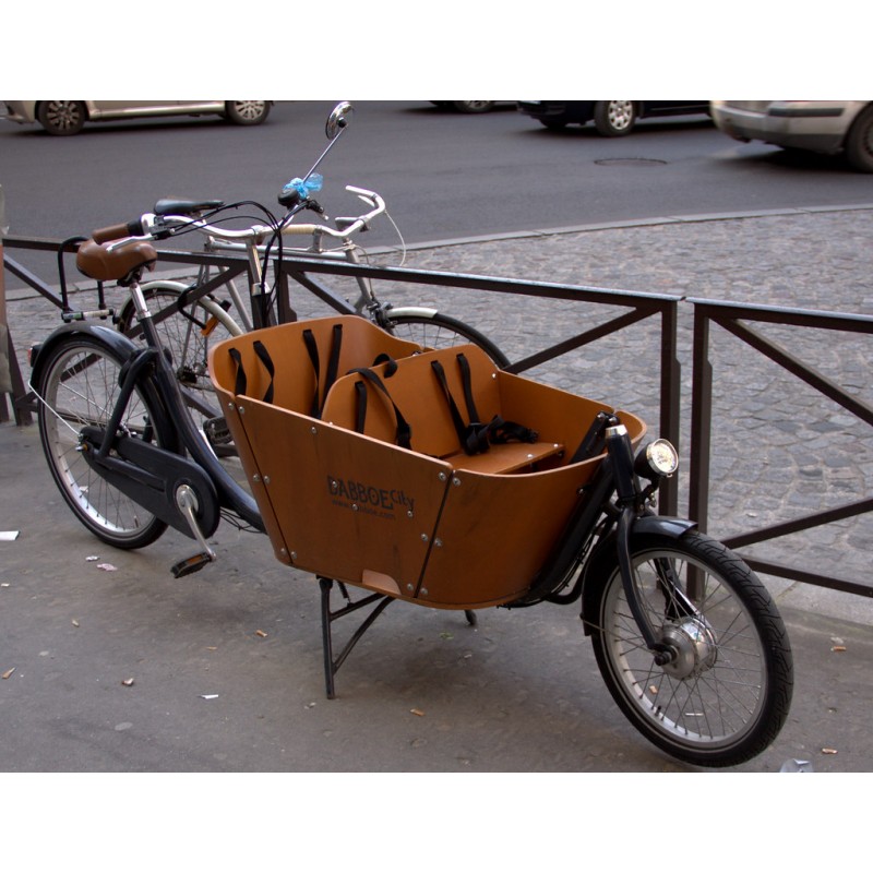 Un vélo cargo biporteur