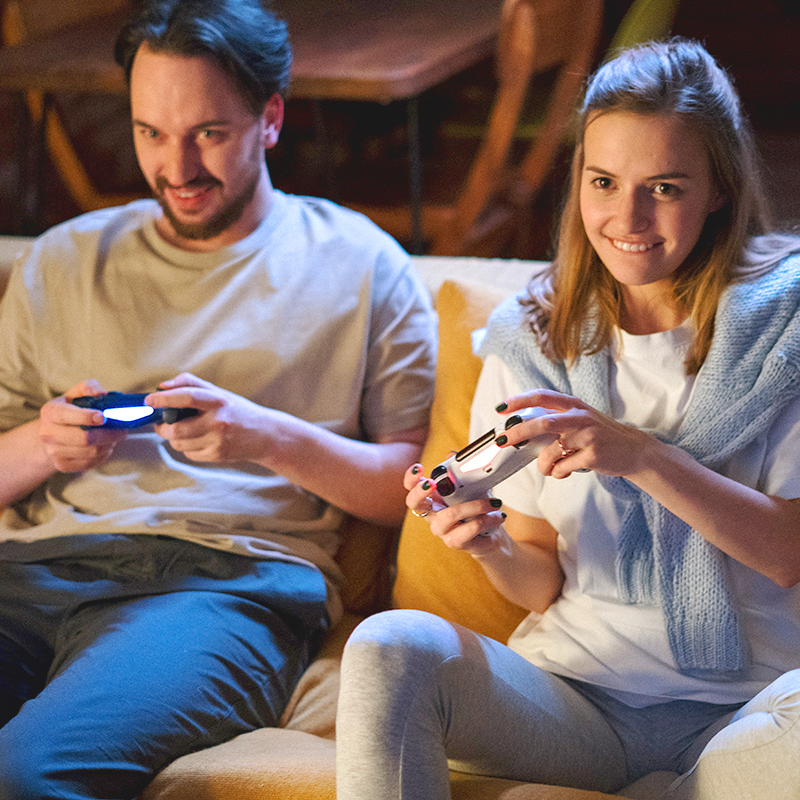 Deux personnes jouent aux jeux vidéo