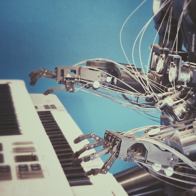 Un robot jouant du piano