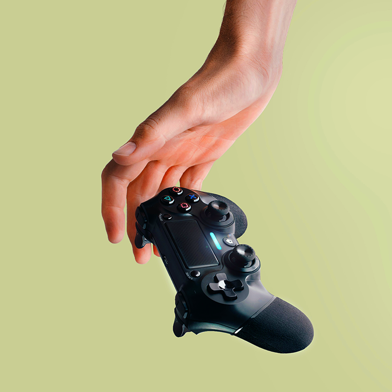 Une main attrapant une manette de jeu vidéo