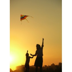 Femme et enfant jouant au cerf-volant