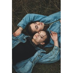 Deux jeunes femmes habillées en vestes jeans. Crédit : Kate Hliznitsova