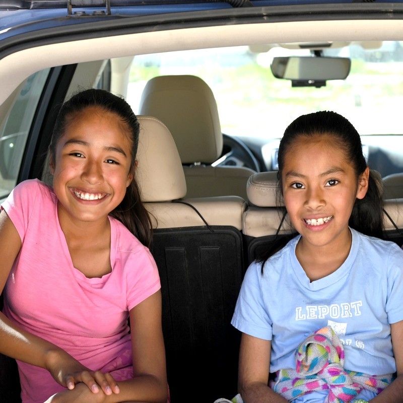 Petites filles assises dans une voiture