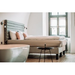 Chambre à coucher minimaliste et lumineuse