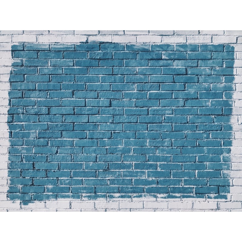 Un mur peint en bleu