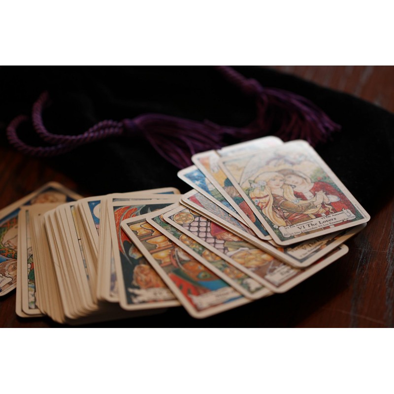 Des cartes de tarot sur une panne de velours