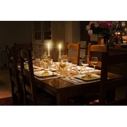 Une table joliment décorée pour un dîner