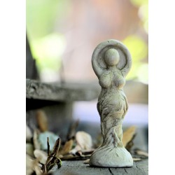 Statuette de femme en bois clair