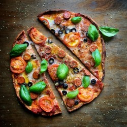 pizza découpée qui représente la cuisine italienne