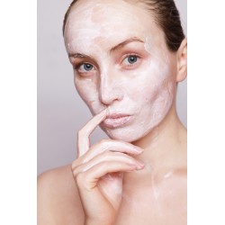 Femme avec un masque en soin du visage