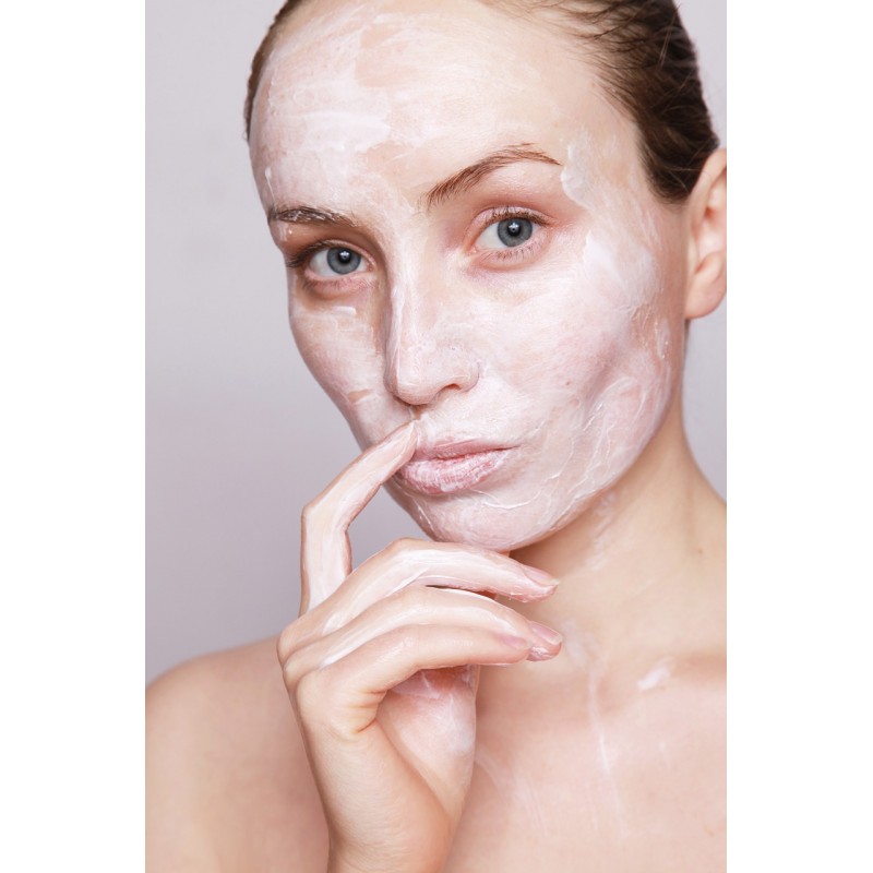 Femme avec un masque en soin du visage