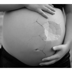 Ventre de femme enceinte avec fissures