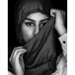Une femme portant le voile islamique.