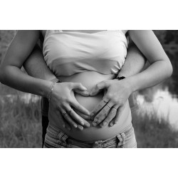 Femme enceinte avec les mains sur le ventre