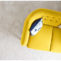 Canapé jaune et coussin bleu : une décoration d\'intérieur réussie
