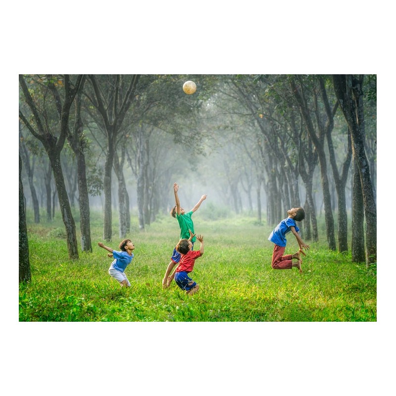 Enfants jouant sur de l\'herbe verte - Crédit photo : Unsplash.com
