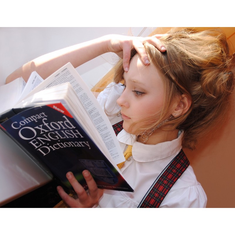 Jeune fille lisant un dictionnaire d\'anglais