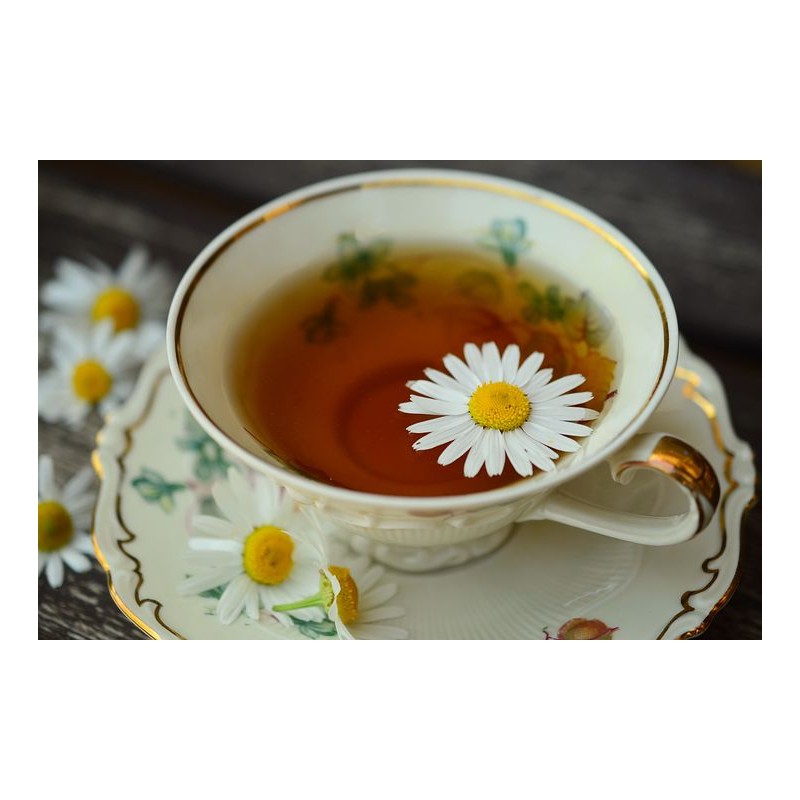 Une tasse de thé avec une fleur