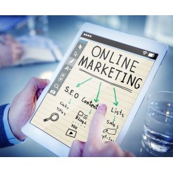 Une tablette avec le texte \"online marketing\" écrit dessus