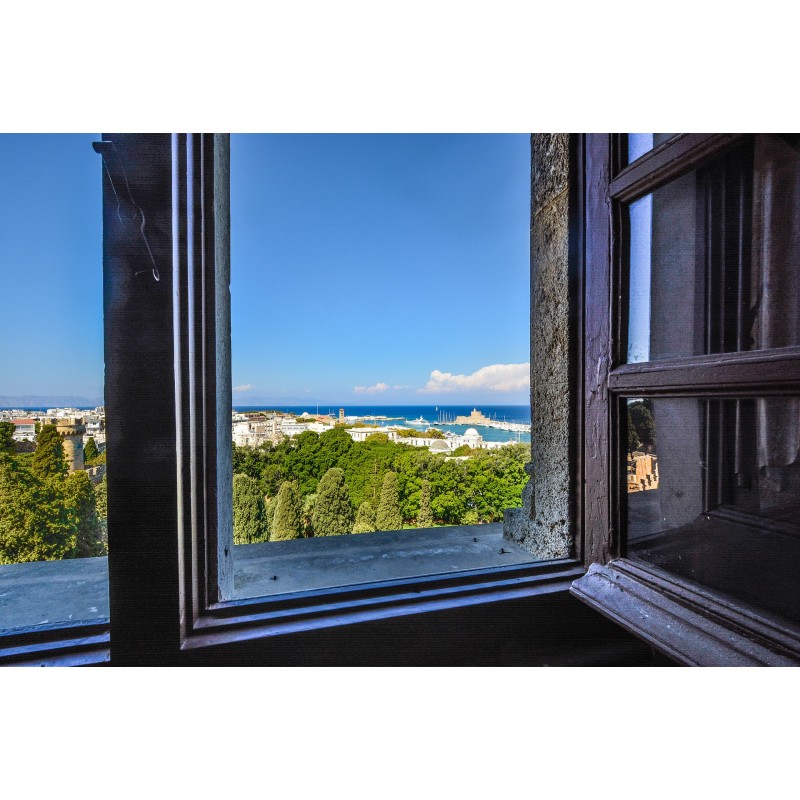 fenêtre ouverte avec vue sur la mer