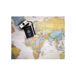 Illustration avec une carte du monde, un appareil photo vintage et un passeport bleu foncé