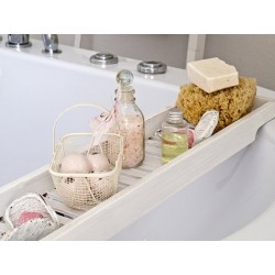 Image d\'une baignoire avec des produits de beauté