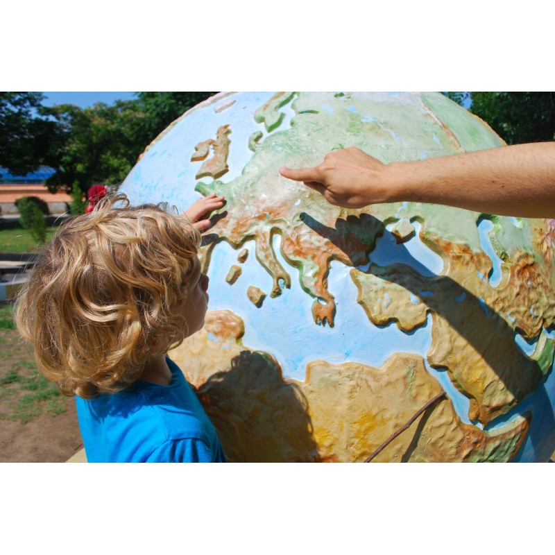 Le globe : un objet décoratif et ludique pour explorer le monde