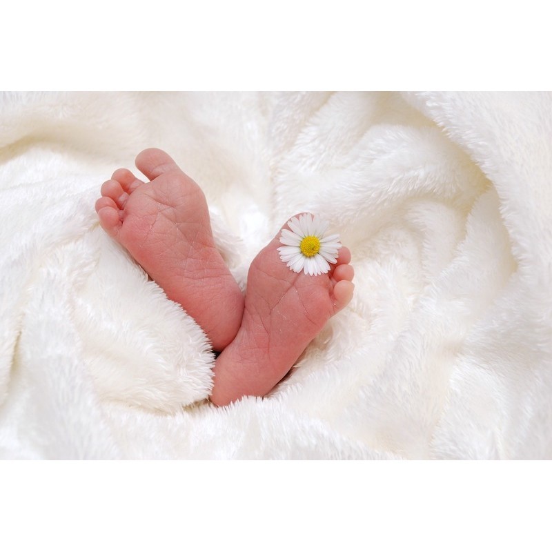 pieds bébé couverture fleur blanche