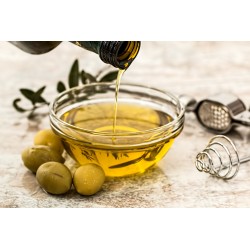 bol d\'huile d\'olive avec quelques olives posées à côté
