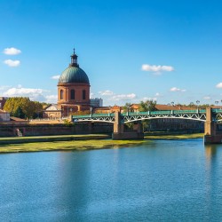 Vue de Toulouse sur le Pont Saint-Pierre et la coupole de l\'Hôpital de la Grave