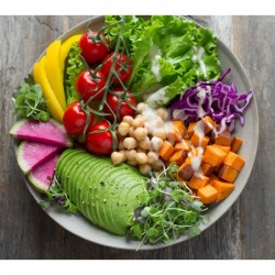 Assiette équilibrée avec légumes et légumineuses