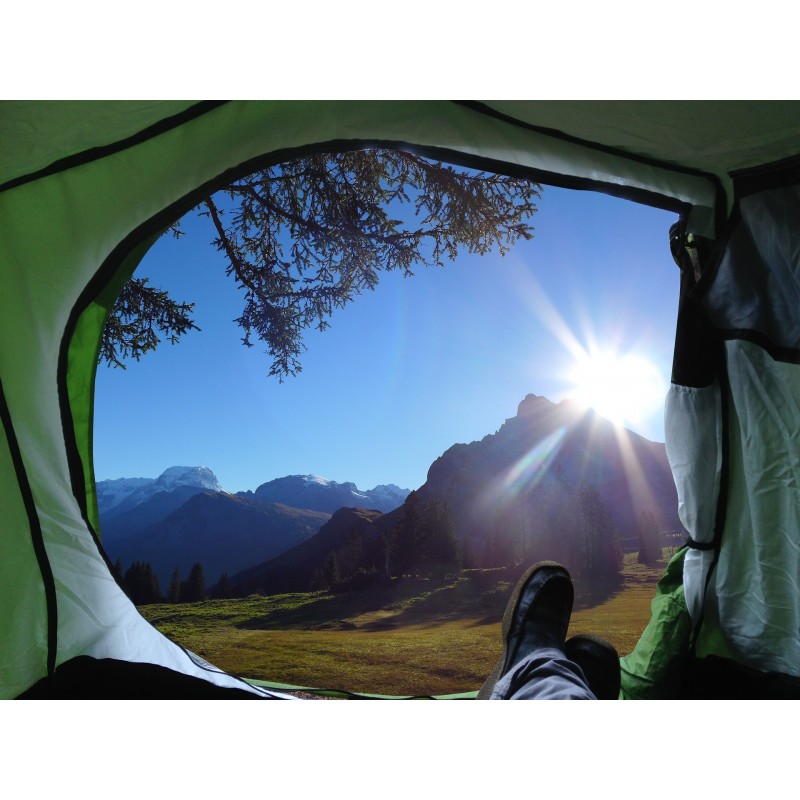 Une tente ouverte sur les montagnes