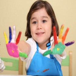 Enfant avec de la peinture sur les mains