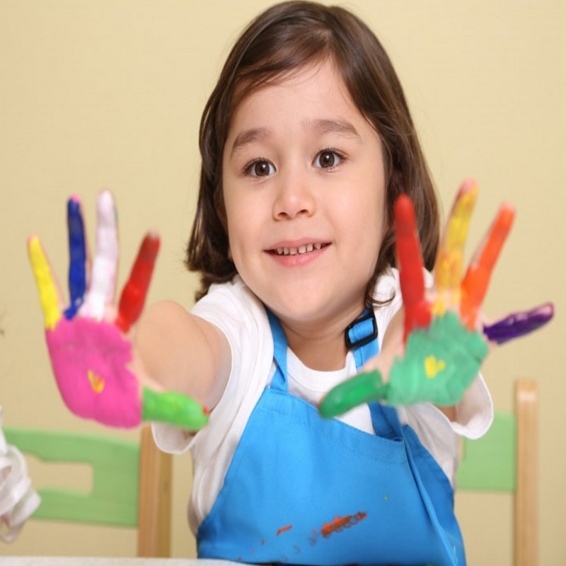 Enfant avec de la peinture sur les mains