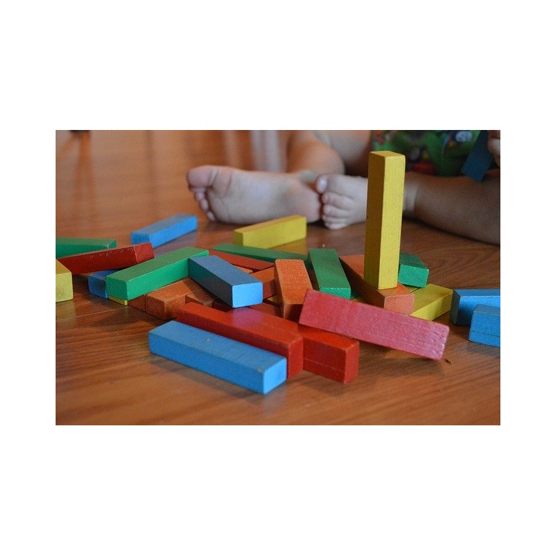 Enfant jouant avec des cubes.