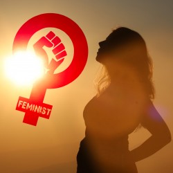 Une femme et un logo féministe