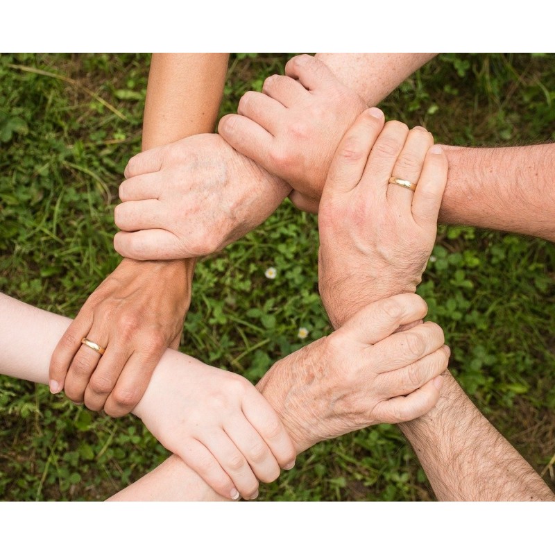 Des mains liées, symbole de cohesion de groupe