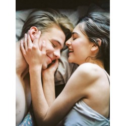Deux partenaires dans leur lit épanouis sexuellement