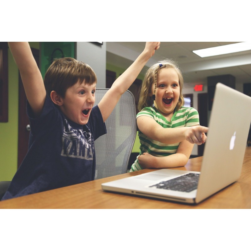 Des enfants joyeux devant un ordinateur