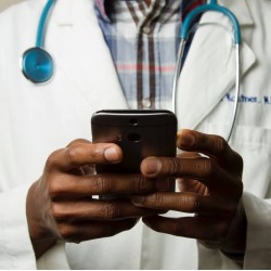 Médecin avec un portable