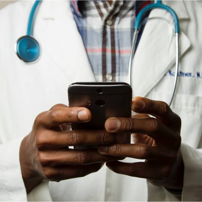 Médecin avec un portable