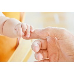 main bébé et adulte
