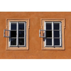 Fenêtres de maison fermées avec petite ouverture, faisant relation avec la période de confinement actuelle.