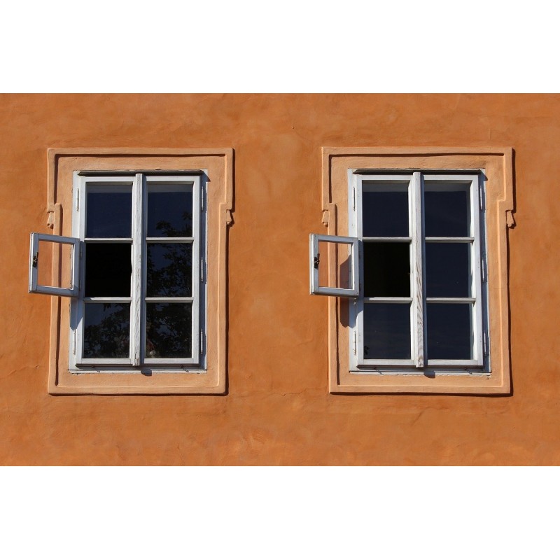 Fenêtres de maison fermées avec petite ouverture, faisant relation avec la période de confinement actuelle.